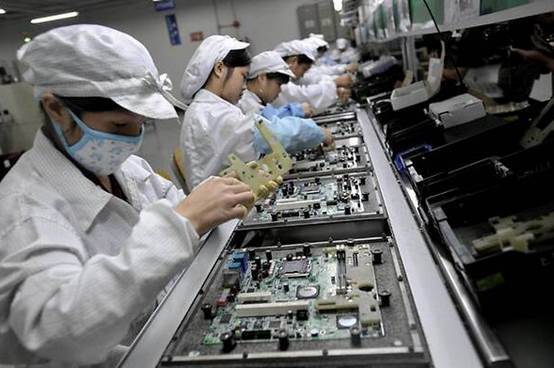 库克究竟在打什么算盘？苹果工厂批量移出中国，郭台铭发出警告，背后藏着移动互联网的暗变